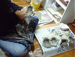 張り子紙で型どり